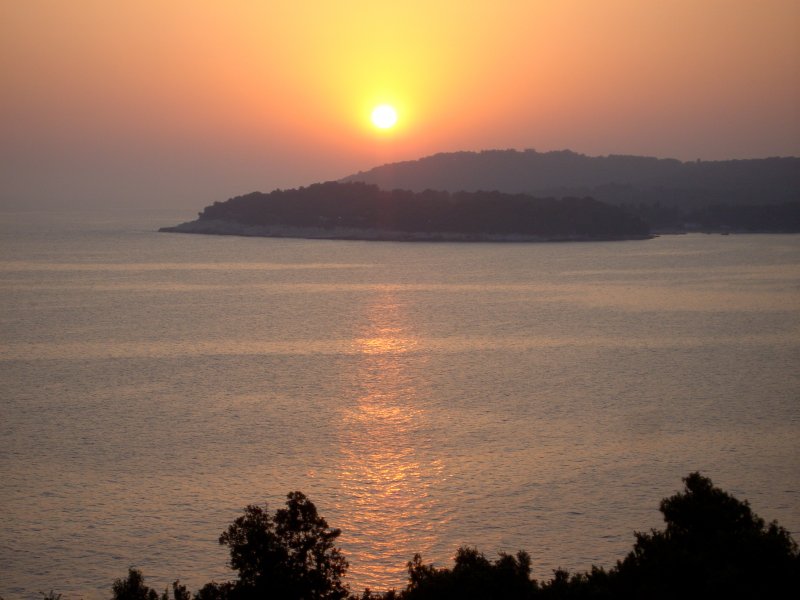 Sommer 2007: Sonnenuntergang ber einer Bucht bei Pula (Koatien).