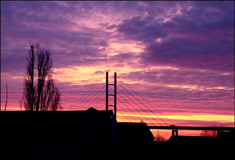 Sonnenaufgang & neue Sundquerung.   ( Stralsund am 05.03.07))