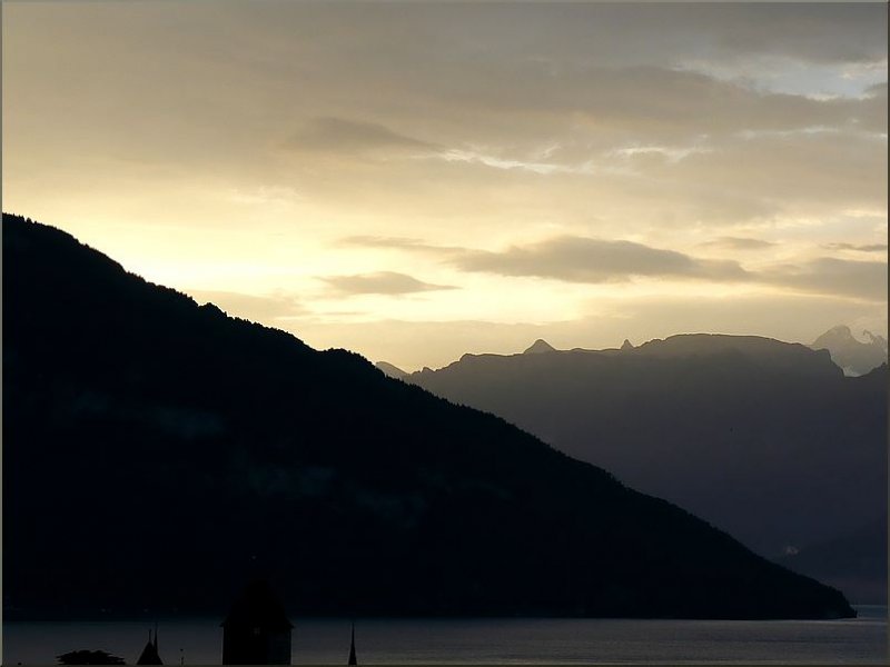Sonnenaufgang am Thuner See fotografiert am 31.07.08 um 06.30 Uhr. (Hans)