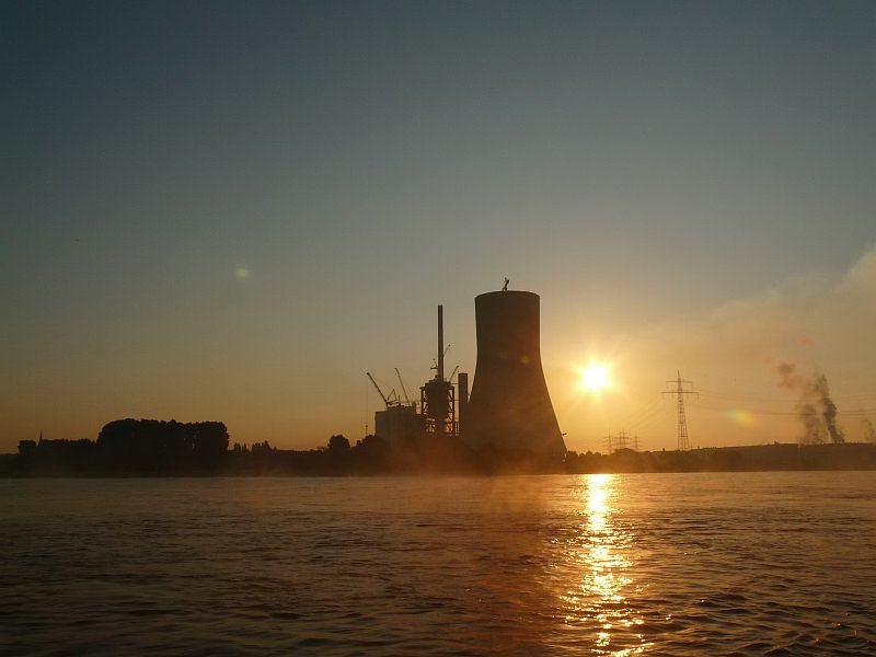 Sonnenaufgang hinter dem Kraftwerksneubau in Duisburg-Walsum. ber dem Rhein liegt noch Nebel. Das Bild stammt vom 16.08.2008