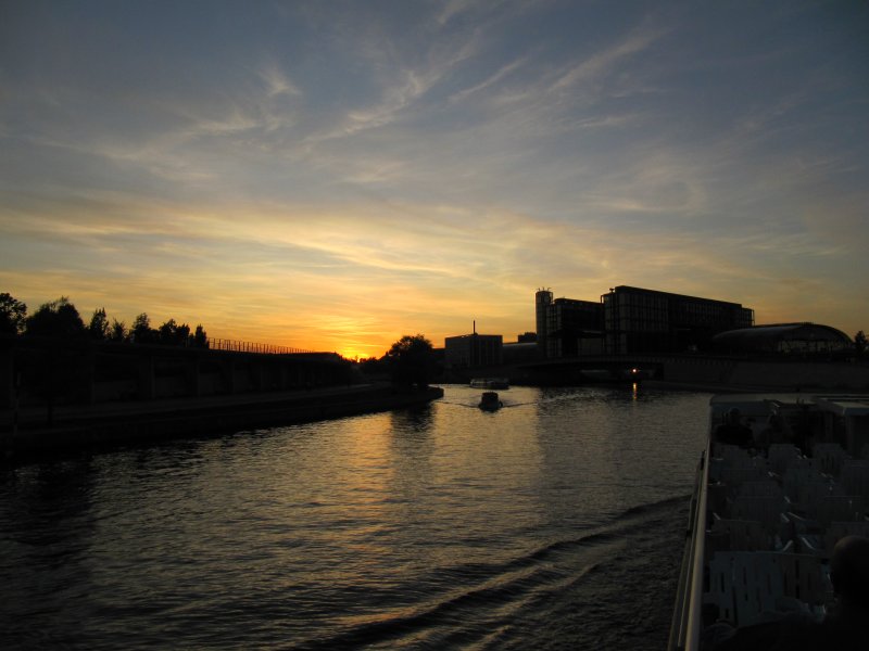 Sonnenuntergang am Berliner Hbf. , fotografiert von einem Schiff a.d. Spree