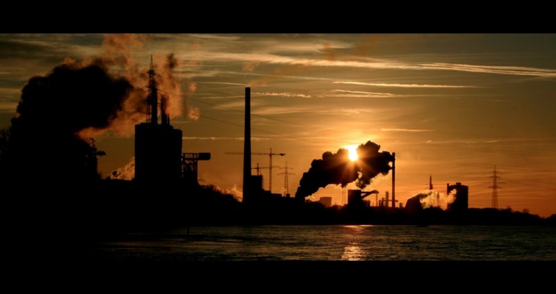 Sonnenuntergang am Rhein in Duisburg mit Blick auf DU-Httenheim.