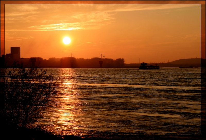 Sonnenuntergang am Rhein in Duisburg mit Blick auf Bruckhausen.