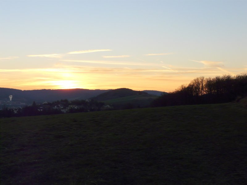 Sonnenuntergang an einem kalten Wintertag. Das Foto wurde am 16.12.07 in der Nhe von Wiltz (Luxemburg) gemacht.