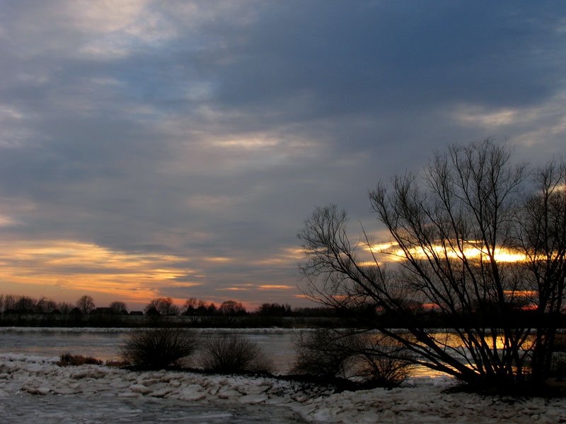 Sonnenuntergang an der vereisten Elbe bei Geesthacht, 12.01.2009
