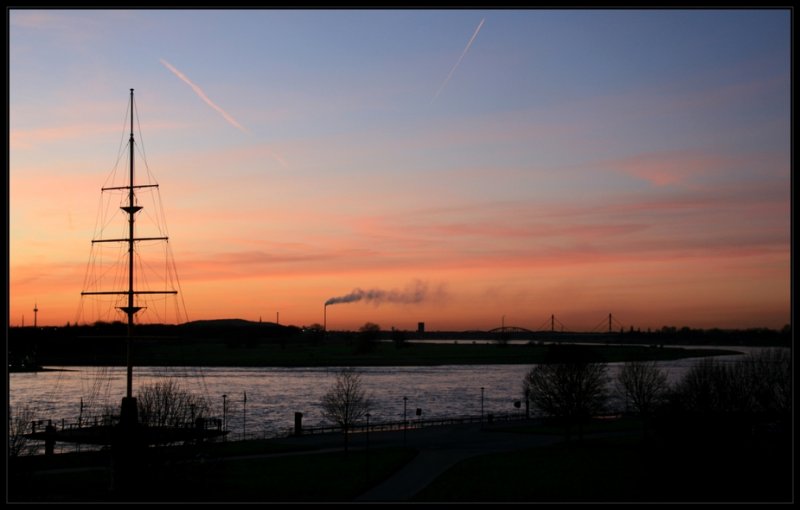 Sonnenuntergang in Duisburg - Blick ber die Mhlenweide und den Rhein in DU-Ruhrort Richtung DU-Baerl.