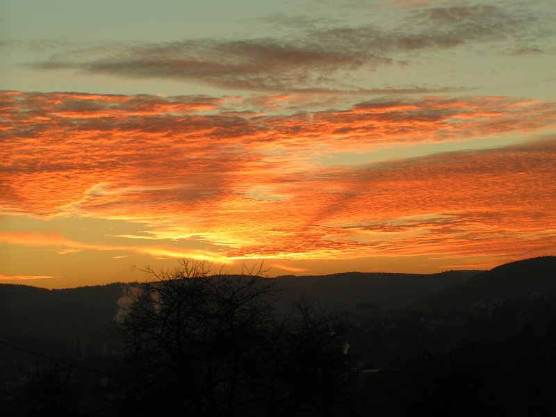 Sonnenuntergang mit brennendem Himmel heute Abend am 28.11.07 kurz vor 17 Uhr. Foto aufgenommen im Norden von Luxemburg in der Nhe von Wiltz. 