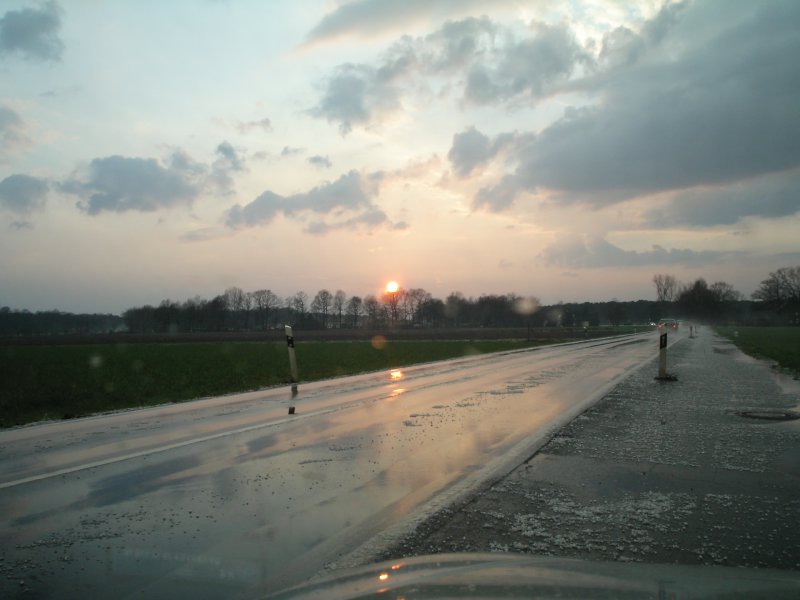 Sonnenuntergang nach einem Regenschauer im Mnsterland am 26.03.2005.