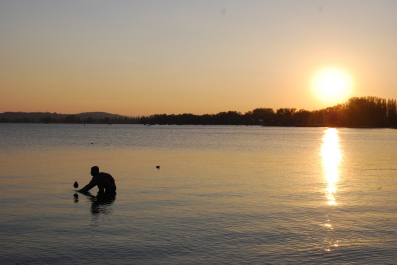 Sonnenuntergang in Radolfzell am Bodensee. Die Statue im Vordergrund nennt sich  El Nino . Bei niedrigem Wasserstand befindet sich El Nino komplett auf dem Trockenen, dies ist meistens im Herbst und Winter der Fall. Der Wasserspiegel im See ist in der letzten Wochen angestiegen, so dass El Nino jetzt mitten im Wasser sitzt. Aufgenommen am 07.05.2008. 