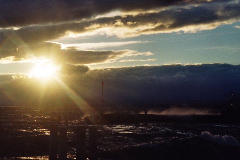 Sonnenuntergang ber Lausanne-Ouchy whrend eines Herbststurmes.