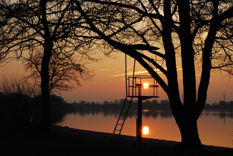 Sonnenwchter. Sonnenuntergang am Einfelder See.