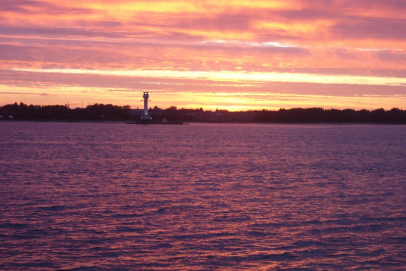 Sonneuntegan an der Kieler Frde mit einem Leuchtturm (4)