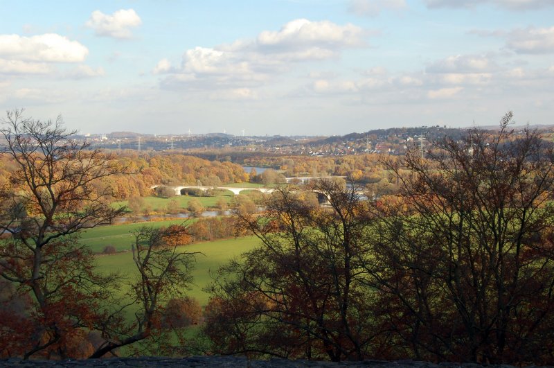 Sptherbst an der Ruhr. Man sieht ber das Ruhrtal nach Herbede, Witten und Bochum.