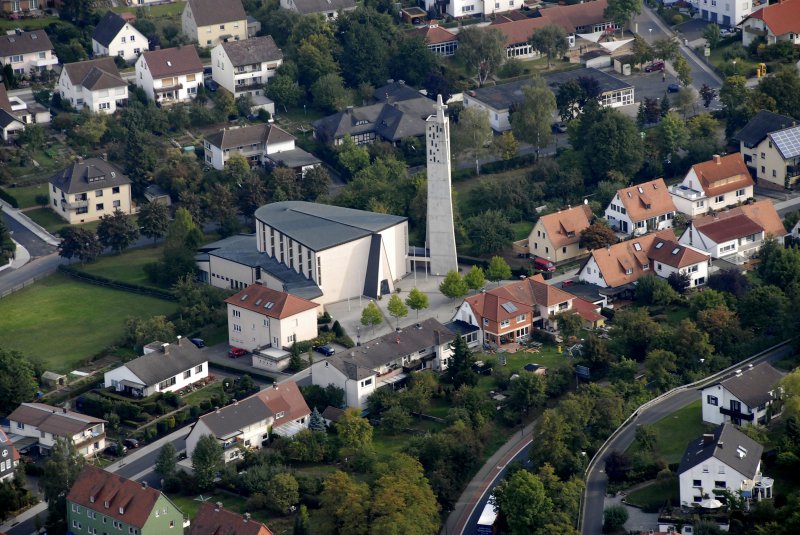 St. Ulrich-Kirche in 36088 Hnfeld. Das Gotteshaus wurde 1961 - 1964 erbaut und steht im nrdlichen Teil der Stadt.
