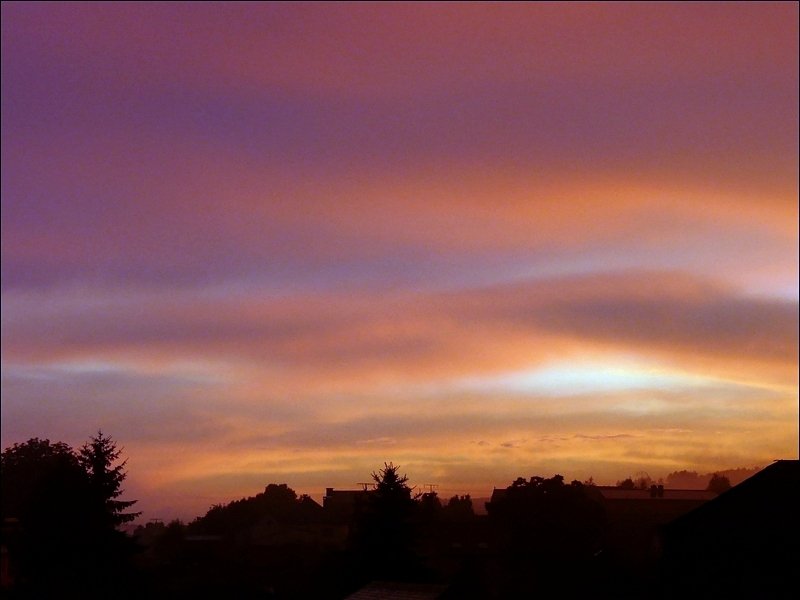 Standortwechsel und Blick in eine andere Richtung am 27.07.08 um 21.31. Eine anderes Bild sowie ganz andere Farben der Wolken als ID 7941.