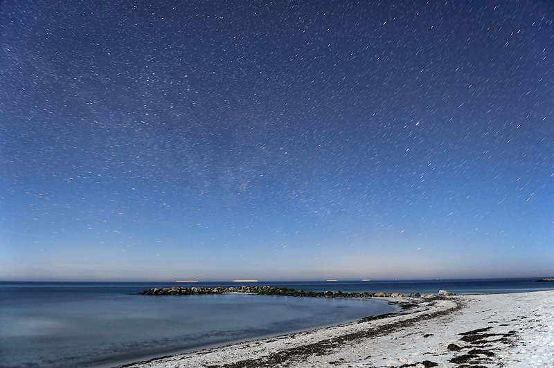 Sternenhimmel am Strand von Heidkate bei Kiel im Frühjahr 2009. Nachts um  01:00 Uhr mit 120 Sek 