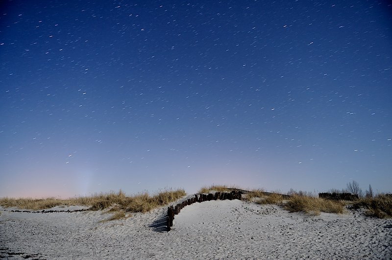 Sternenhimmel am Strand von Heidkate bei Kiel im Frhjahr 2009. Nachts um 01:00 Uhr mit 120 Sek. Belichtung.
Am unteren Rand sieht man den Lichterschein von Heidkate und Schnberg