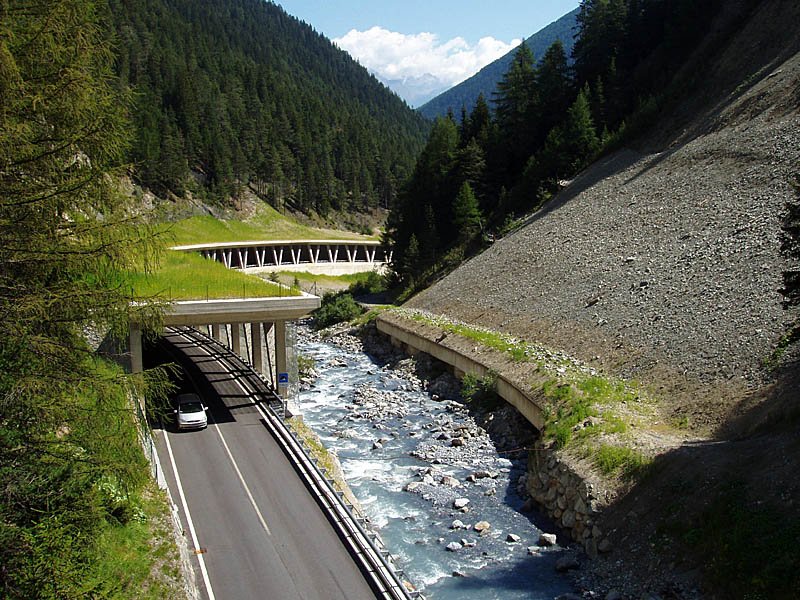 Stilfserjochstrasse: Trafoierbach-Brcke abgebrochen. Verkehr verluft nun in sicherer Galerie. 26. Juli 2007
