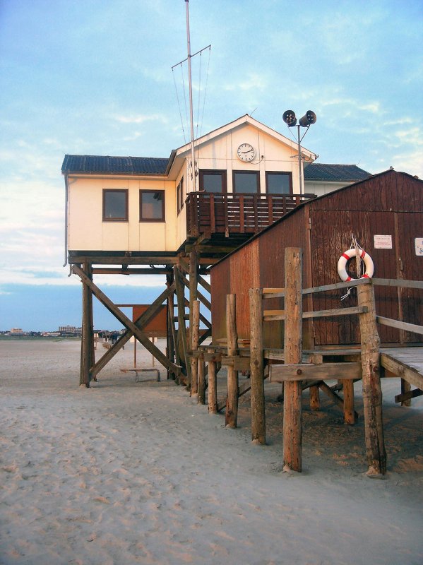 St.Peter-Ording, Juli 2007: pfahlbauten am Strand