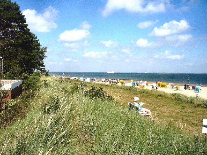 Strand bei Wyk (Insel Fhr), im Hintergrund das Fhrschiff nach Dagebll,  Sommer 2003