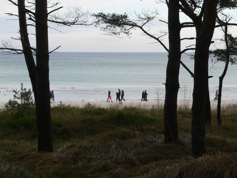 Strandspaziergang am Wochenende. Das Winterwetter im Dezember 2007 ist besonders warm und ldt hunderte Wanderlustige ein, am Strand vom Ostseebad Binz zu spazieren. 29.12.2007