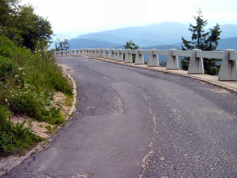 Strasse zum Jeschken kurz vvor dem Gipfel (nur fr Versorgungsfahrzeuge), Sommer 2004 bei unfreundlichen Gipfelwetter