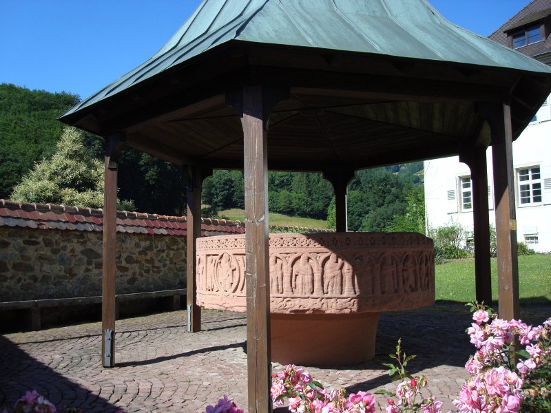 St.Ulrich im Schwarzwald, bei der Klosterkirche steht dieser Taufstein aus dem 11.Jahrhundert Juli 2008