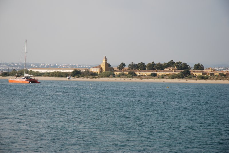 TAVIRA, 16.01.2007, Blick von der Ilha de Tavira auf das Hotel Vila Galé Albacora