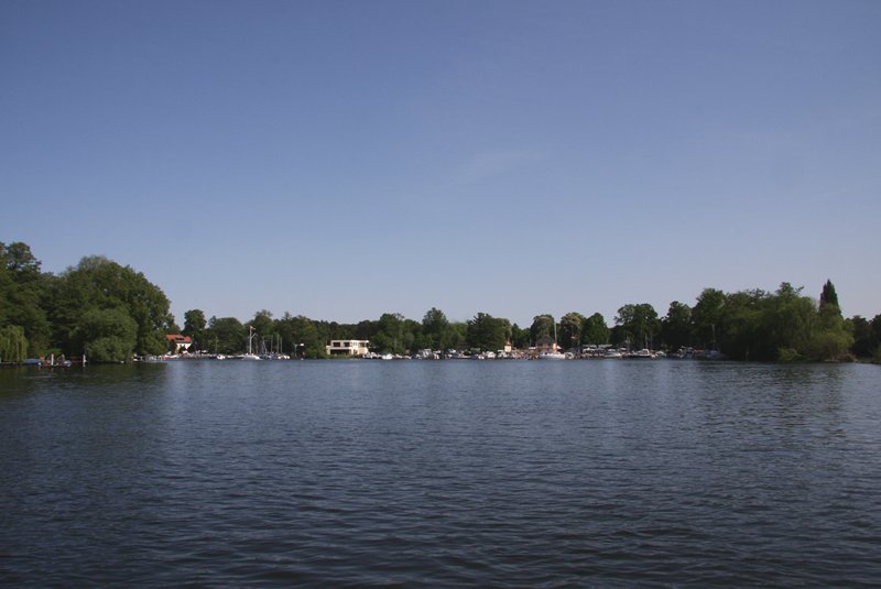 Tegeler See, Blick von der Fhre nach Saatwinkel und links die Insel Maienwerder. (01.05.2009)