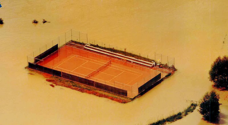 Tennisplatz mit Wasserballmglichkeit !! Hochwasser in der Rheinebene bei Kehl - 80iger Jahre. 