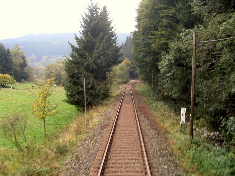 Thringer Wald. Blick vom Peron des letzten Wagens der Rennsteigbahn im Oktober 2005 bei Sttzerbach
