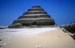 Ägypten Memphis am 25. Juni 1977: Die Pyramide des Pharao Djoser, eine sogenannte Stufenpyramide, in der Nekropole Sakkara.