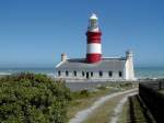 Wahrscheinlich eines der schnsten Leuchttrme der Welt. Am Sdlichsten Zipfel des Afrikanischen Kontinents, an der gefhrlichen Cape Agulhas Ksten Linie steht der im Stil des Pharaos von Alexandria kopierte Leuchtturm. Der Bau fing am 1 April 1847 an und endete Dezember 1848. Erst mit 4500 Kerzen Strke ausgerstet ging das Licht zum Indischen und Atlantischem Ozean hin. 1914 wurde ein Optisches drehendes Licht mit einer Strke von 470.000 Kerzen in Gebrauch genommen, welches alle 4 Sekunden aufleuchtete. 1936 endlich wurde ein Elektrisches Licht mit 12.000.000 Kerzen Strke in den Turm gesetzt. Leider wurde der Leuchtturm ber 26 Jahre nicht benutzt, bis endlich 1973 dieses schne, historische Gebude zum Denkmalschutz erklrt wurde. In der Zwischenzeit wurde der Turm renoviert, ein Museum wurde erffnet und seit Mrz 1988 strahlt wieder der Lichtstrahl ber beide Ozeane. 
Es ist auch hier und nicht am Cape Point bei Kapstadt, wo sich der Indische und Atlantische Ozean treffen.
Dieses Bild macht ein guter Hintergrund auf dem Monitor.
