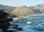 Die Atlantikküste der Peninsula bei Bakoven (Cape Town) ist zerklüftet und wild.

