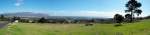 Panorama-Bild (3 Bilder) aufgenommen von der Irene Road in Somerset West. Im Hintergrund die Hottentos Mountains, darunter Gordons Bay. Die Hochhaeuser gehoeren zu der Ortschaft Strand. In der Ebene breitet sich Nomzamo und Lwandle aus, die Wohngebiete der schwarzen Bevoelkerung. Somerset West, 28.11.2010