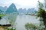 Karstberge am Li-Fluss bei Guilin. Bild vom Dia. Aufnahme: April 1989.