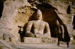 Yungang-Grotten bei Datong im Tal des Shi Li Flusses. Dort sind über 51.000 Buddhastatuen in Sandstein gehauen. (Aufnahme vom 4. November 1984)
