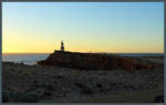 Steilküste am Cape Dombey Obelisk in Robe im Abendlicht. Der Obelisk wurde 1852 als Navigationshilfe an der Steilküste errichtet und ist das Wahrzeichen des Ortes. Inzwischen wird das Denkmal durch die Erosion der Steilküste bedroht und ist daher nicht zugänglich. (06.01.2020)