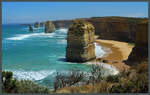 Die Kalksteinfelsen  Zwölf Apostel  an der Great Ocean Road bei Port Campbell.