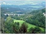 Die Eisenbahnstrecke Luxemburg-Lttich mit der schnen Brcke in der Nhe von Coo passt perfekt in die Landschaft der belgischen Ardennen.