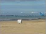 Einsam und verlassen steht dieser Wagen am Strand von Blankenberge. Im Hintergrund sieht man die Hafenanlage von Zeebrugge. 12.09.08 (Jeanny)