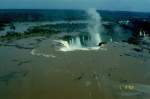 Der Iguaz Flu strzt sich an der Grenze zwischen Brasilien und Argentinien als Cataratas del Iguaz in die Tiefe.