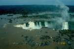 Erst bei einem Rundflug mit einem Helikopter ber das Gebiet der Iguazu-Wasserflle sind deren Ausmae erst so richtig zu erkennen. An der Grenze zwischen Brasilien und Argentinien gelegen) - Mrz 1992