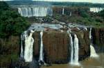 Mrz 1992 an den Iguazu Wasserfllen. Die Wasserflle des Iguazu-Flusses liegen an der Grenze zwischen Brasilien (Bundesstaat Paran) und Argentinien (Provinz Misiones)