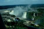 Vom Hubschrauber aus ber den Iguaz Wasserfllen ist der hufeisenfrmige Hauptfall mit seiner Hhe von bis zu 84 Metern besonders gut zu erkennen. (Mrz 1992)