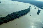 Aus dem Hubschrauber ein Blick nach unten: Inseln im Rio Iguaz oberhalb der Wasserflle im Mrz 1992