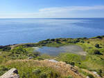 Blick auf die Ostsee vom Gipfel des Hammershus auf der Nordseite von Bornholm. Aufnahme: 16. Juni 2023.