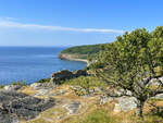 Blick in Richtung Hammerknuden an der Nordseite von der dänischen Ostseeinsel Bornholm.Der Name Hammerknuden bedeutet zu deutsch etwa »hammerförmiger Granitfelsen«.