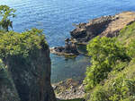 Blick auf die Felsemküste vor der Burgruine Hammershus auf der dänischen Insel Bornholm.