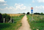 Radweg auf der ehemaligen Eisenbahnstrecke Skive-Glyngøre auf der Halbinsel Salling (vom Analogfoto). Aufnahme: Juli 2003.